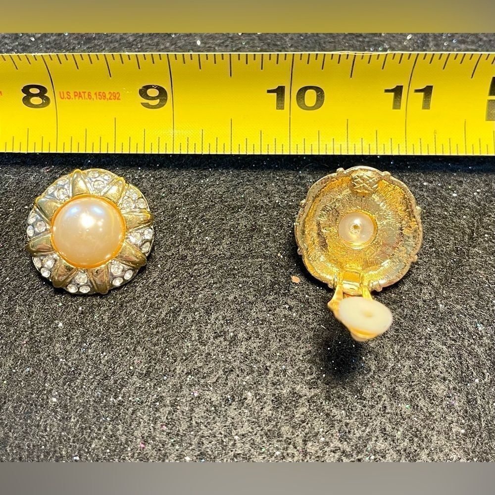 Vintage Goldtone with rhinestones‎ Clip on Earrings
